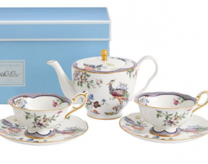 Wedgwood Fortune Teapot + 2 Teacups & Saucers